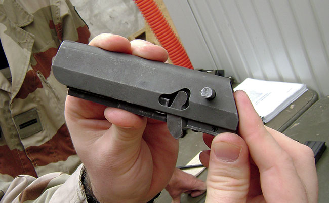 FAMAS rifle locking lever